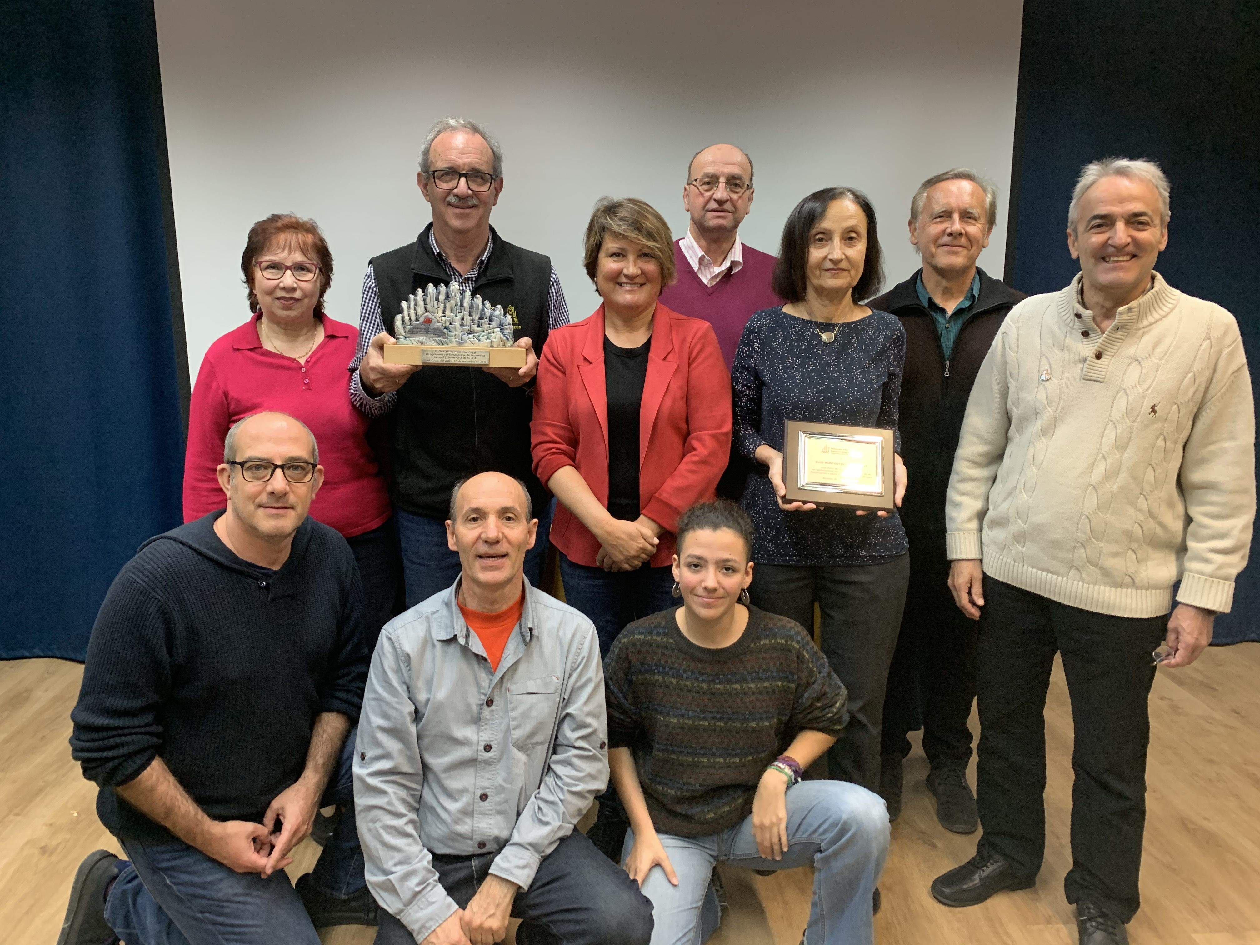 La comissió del 75è aniversari del Club Muntanyenc Sant Cugat amb les dues distincions que li ha lliurat la UFEC. FOTO: Àlex López Puig