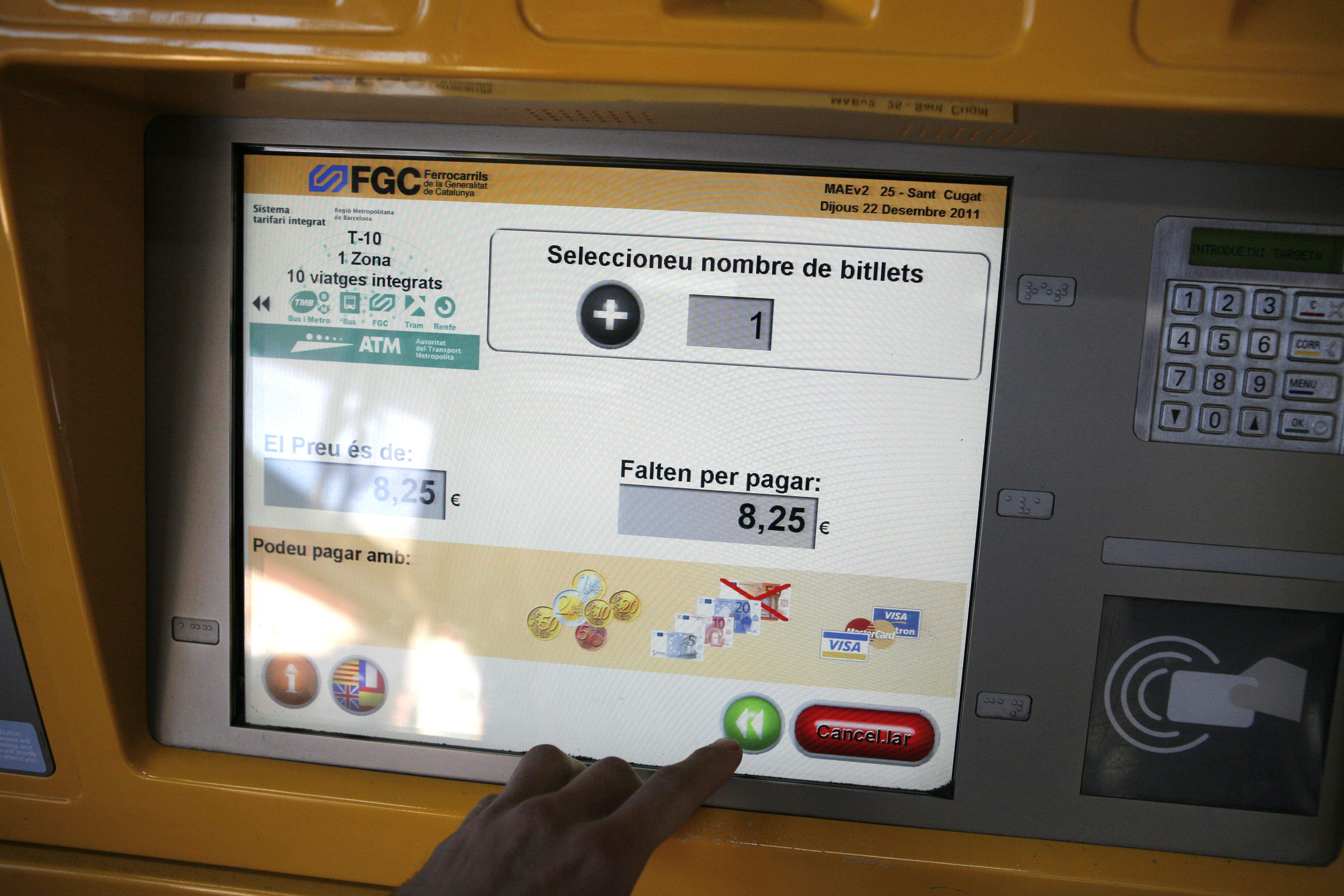 Imatge d'arxiu de la compra d'una T-10 a l'estació d'FGC. FOTO: Arxiu