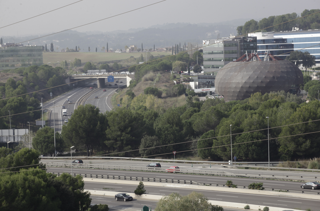 L'AP-7 i la C-16 en el seu pas per Sant Cugat del Vallès FOTO: Artur Ribera