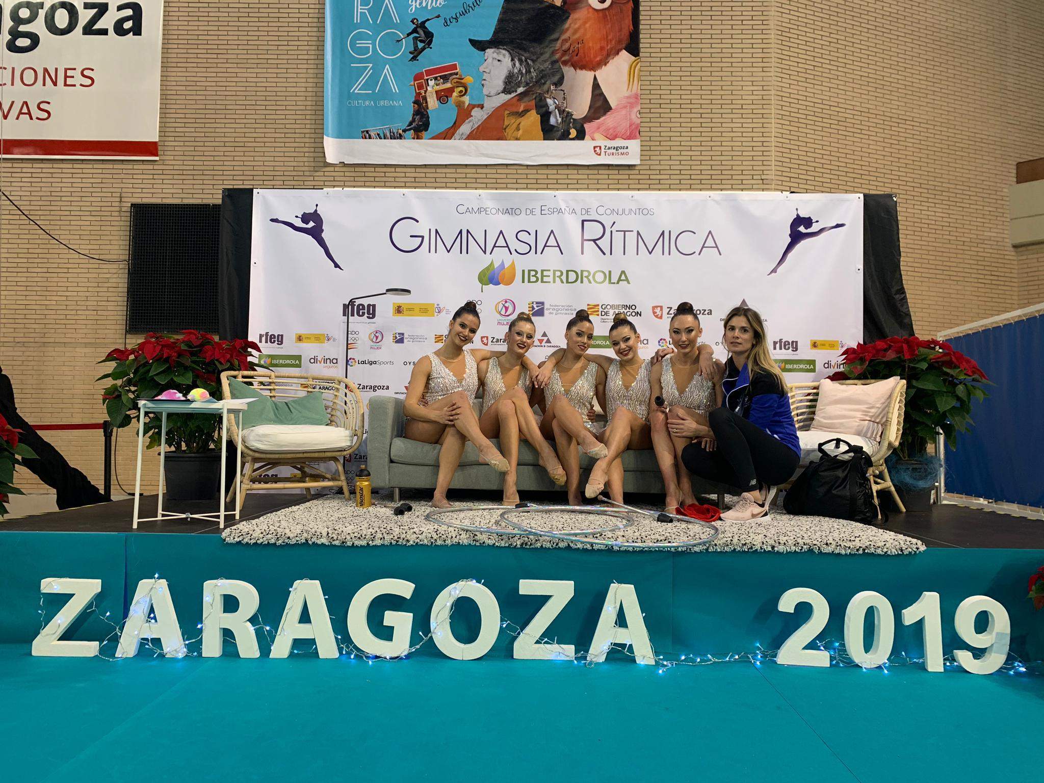 El conjunt sénior del Club Gimnàstica Rítmica i Estètica Sant Cugat han estat quartes de 50 clubs en el Campionat d'Espanya Absolut de Conjunts de gimnàstica rítmica, a Saragossa. FOTO: CGRESC