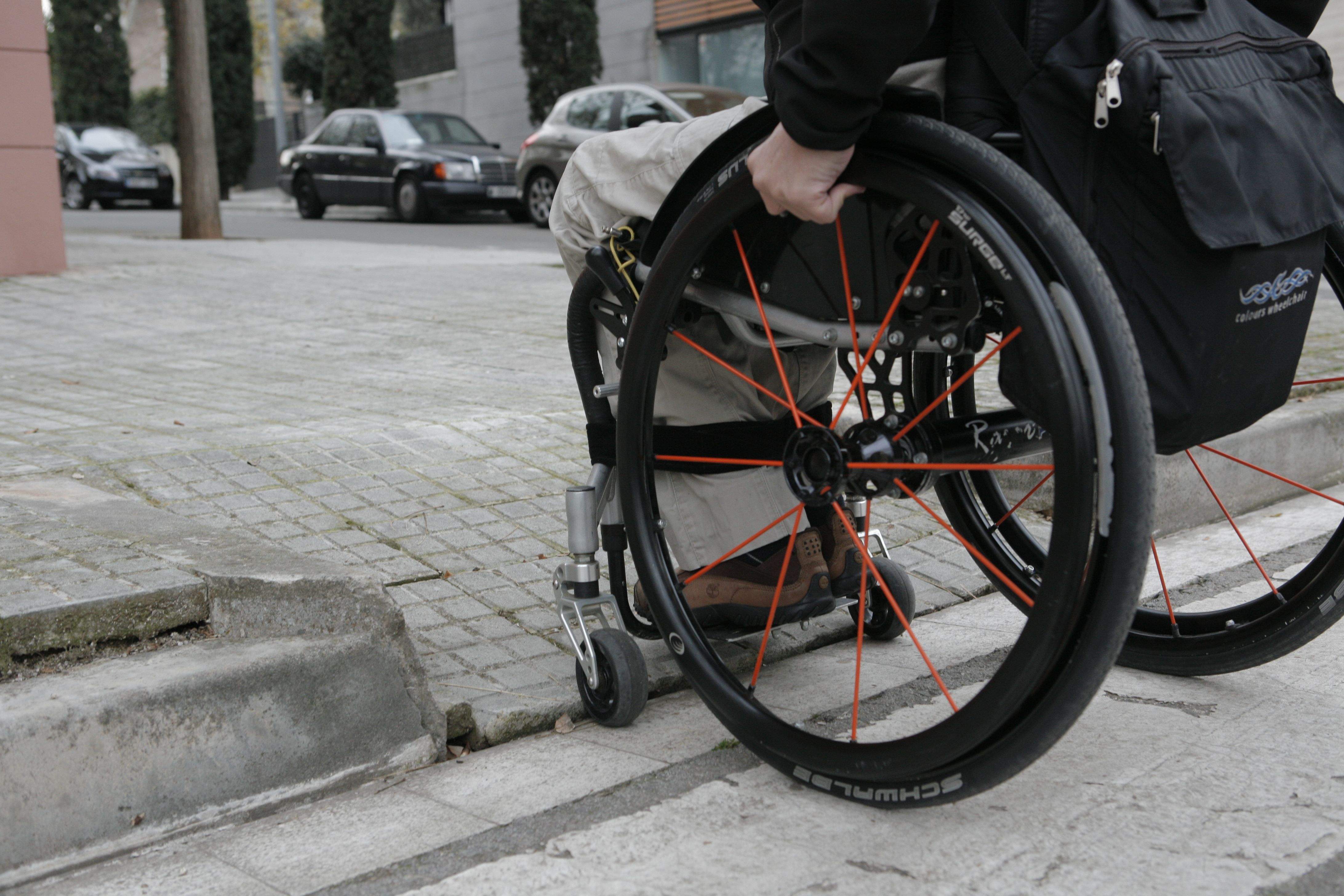 Cadira de rodes a Sant Cugat. FOTO: Arxiu