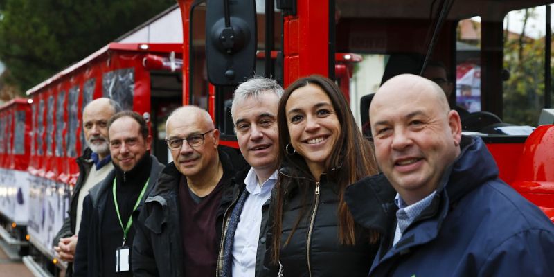 El regidor Francesc Carol i la tinenta d'alcaldia Elena Vila amb treballadors municipals FOTO: Yves Dimant 