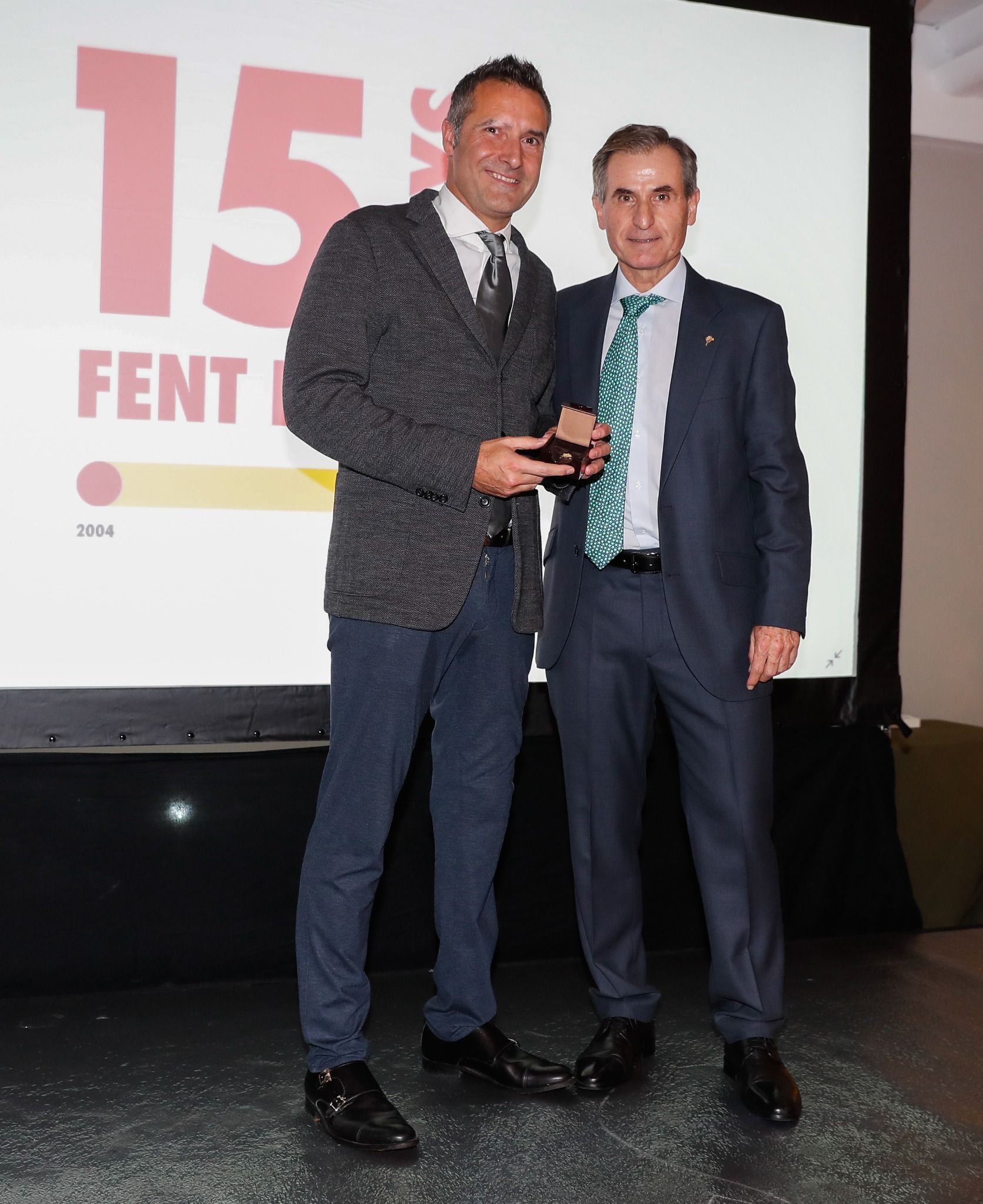 Ivàn Corretja, a l'esquerra, juntament amb Pere Hernàndez, president de la Federació Catalana de Pàdel. FOTO: Federació Catalana de Pàdel
