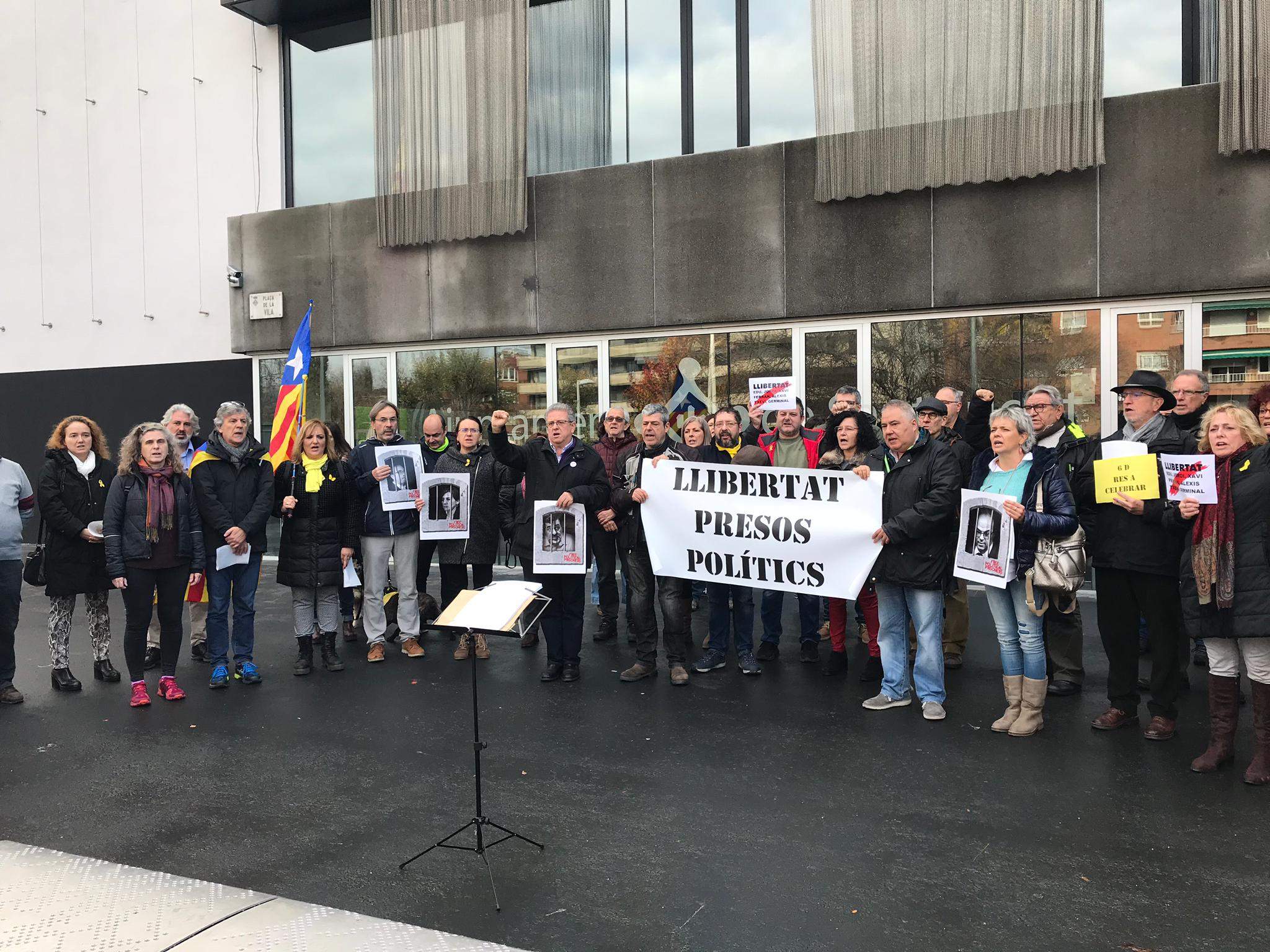 Treballadors de l'Ajuntament i l'ANC canten Els Segadors en el Dia de la Constitució. FOTO: Ferran Mitjà