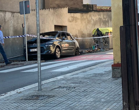 Contenidor cremat i vehicle danyat greument a l'Avinguda de Ragull. FOTO: Cedida