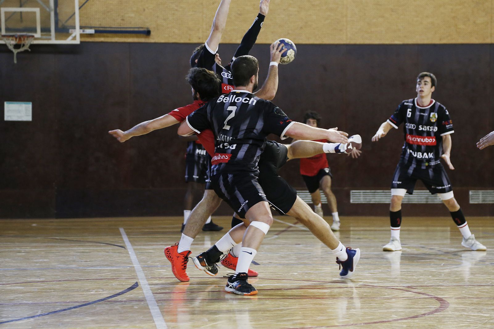 Partit de lliga handbol masculí CH Sant Cugat- BM La Roca. FOTO: Anna Bassa
