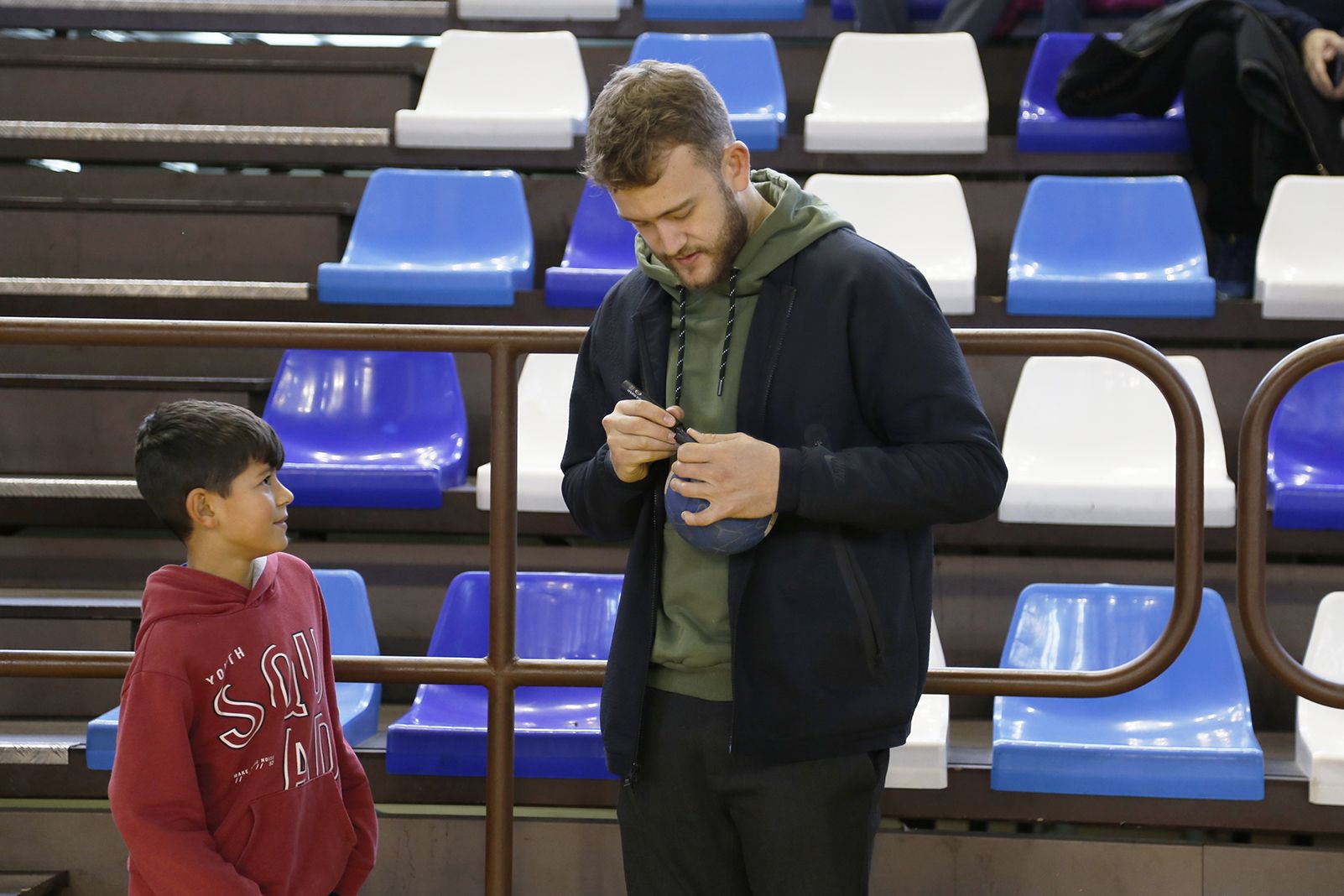 Visita a Sant Cugat de Gonzalo Pérez de Vargas, porter del primer equip d'handbol del FC Barcelona. FOTO: Anna Bassa