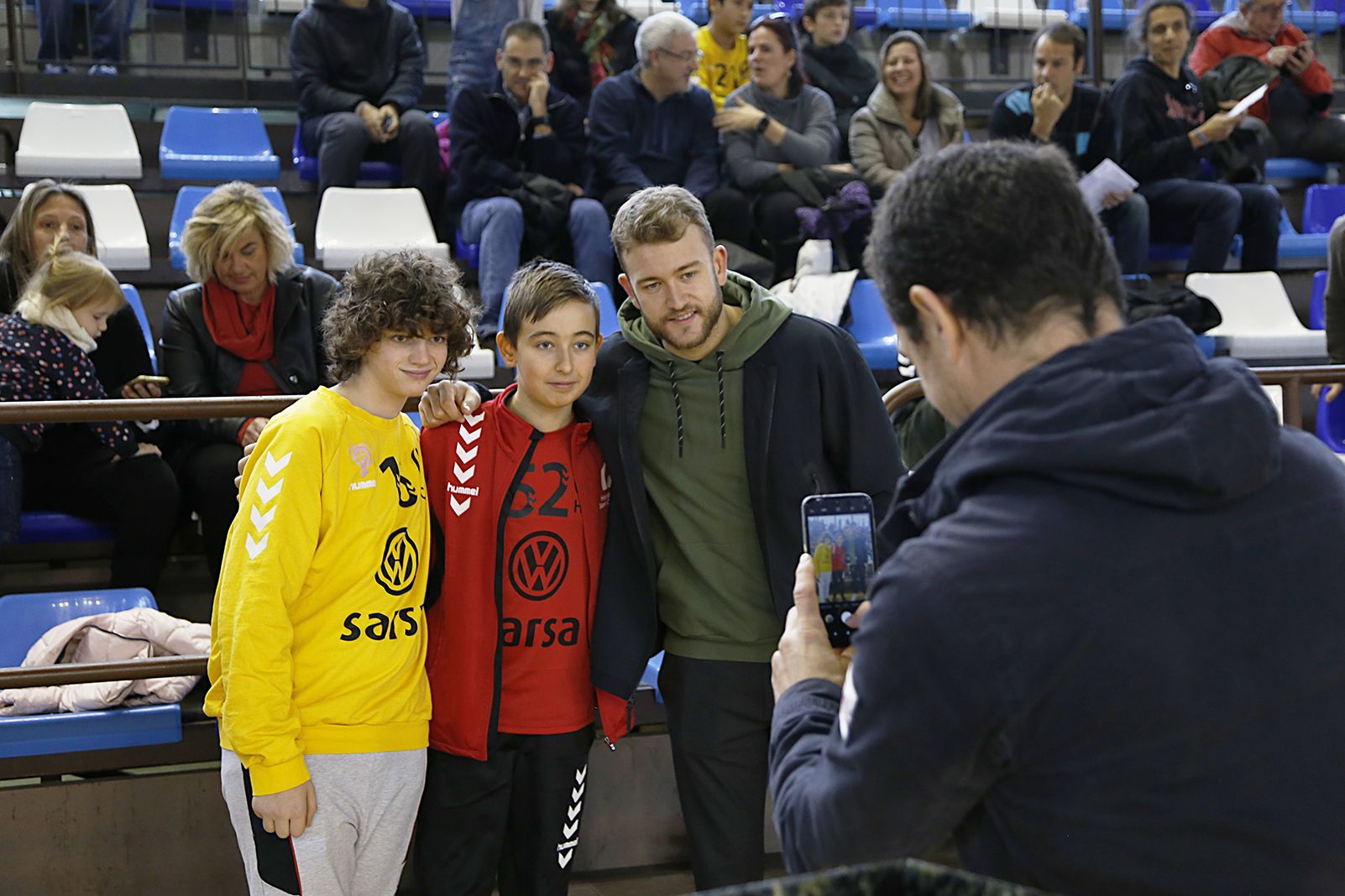 Visita a Sant Cugat de Gonzalo Pérez de Vargas, porter del primer equip d'handbol del FC Barcelona. FOTO: Anna Bassa