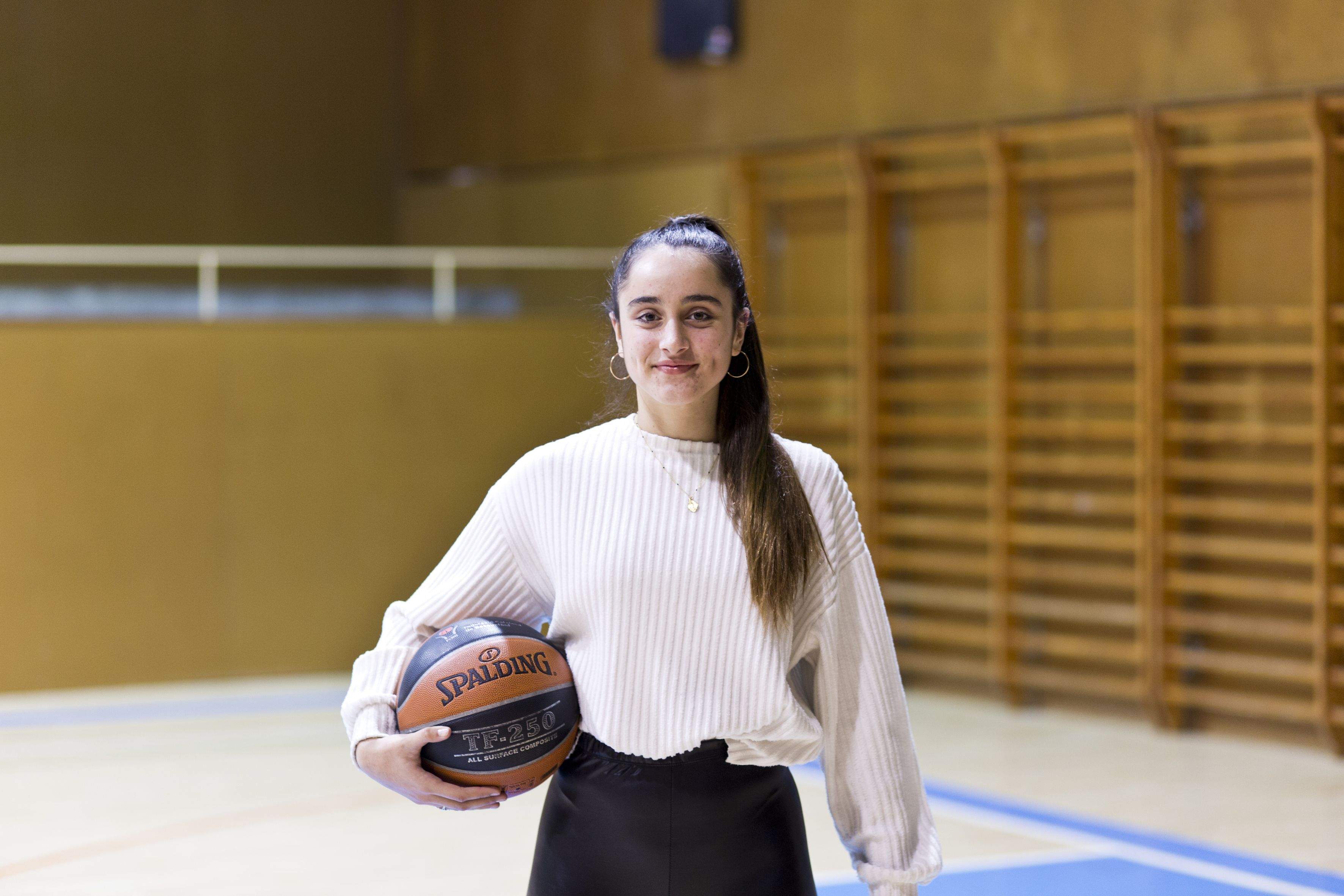 Cristina Garcia és jugadora del cadet A de l'SNATT'S Club Bàsquet Femení Sant Adrià. FOTO: Yves Dimant