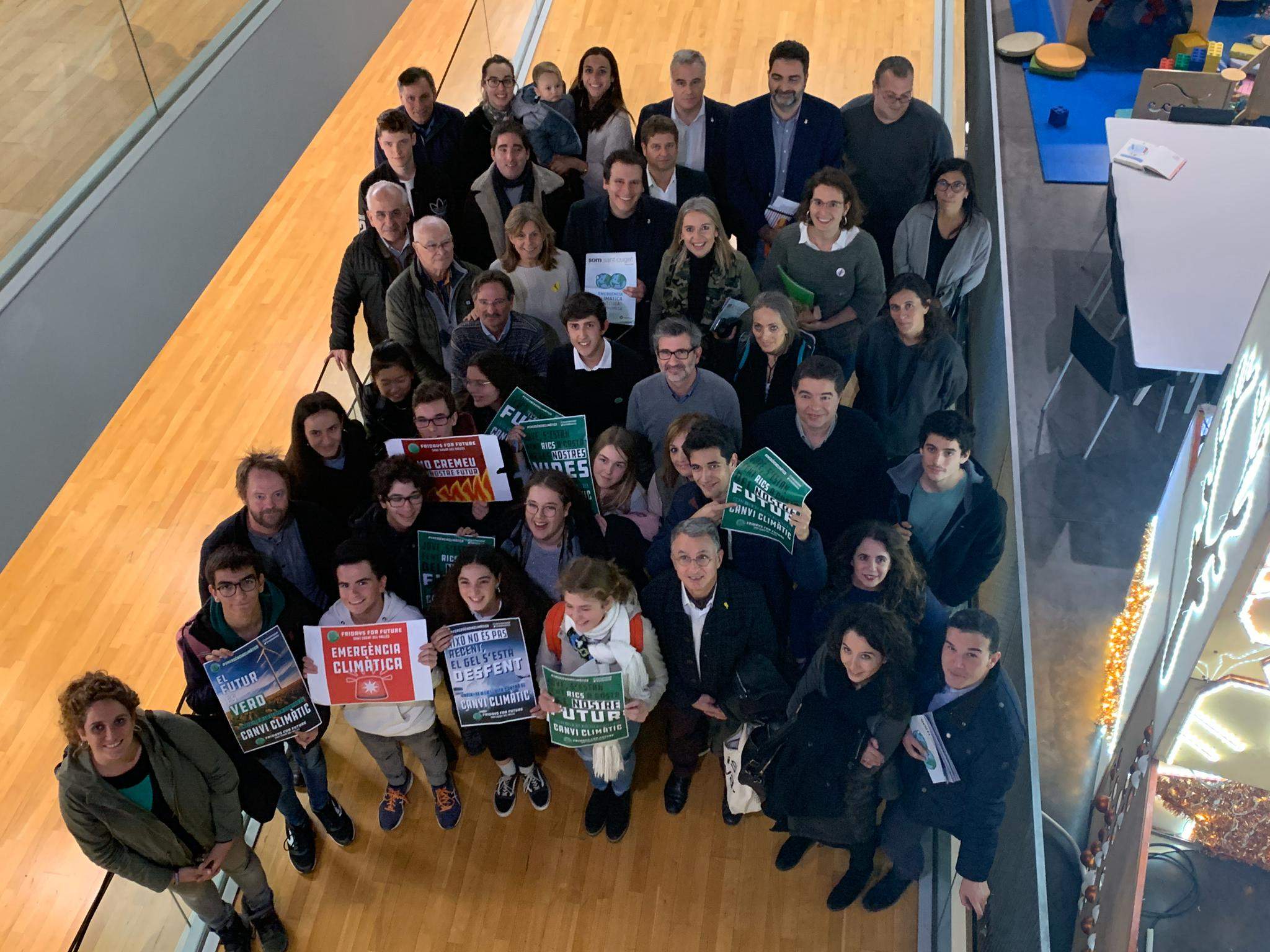 Foto de família després de la presentació de la Declaració d'Emergència Climàtica a Sant Cugat. FOTO: Àgata Guinó