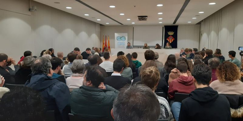 La Sala de Plens estava plena en la presentació de la Declaració de l'Emergència Climàtica. FOTO: Ferran Mitjà