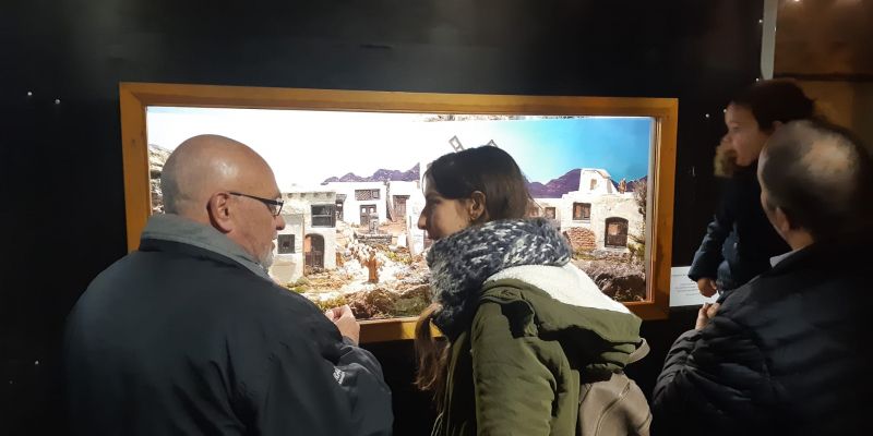 Un grup de persones observa un dels pessebres de la caseta. FOTO: Ferran Mitjà