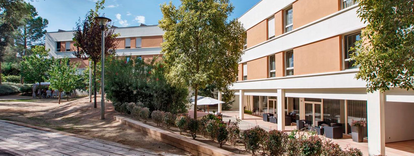 La residència es troba a Valldoreix, en un entorn immillorable i envoltat de naturalesa