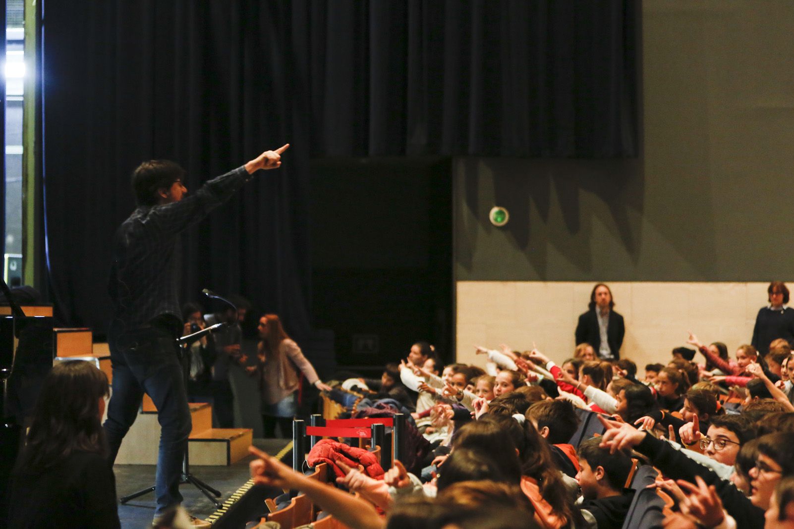 Assaig de 'Mr-Scrooge. Fem un musical per Nadal' al Teatre-Auditori. FOTO: Yves Dimant