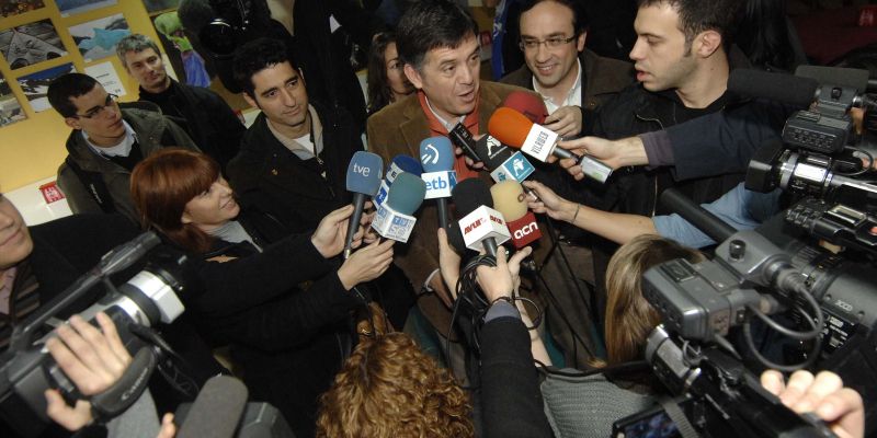 L'aleshores alcalde, Lluís Recoder, atenent a diferents mitjans el 13-D A la seva esquerra l'actual conseller Jordi Puigneró; i a la seva dreta el pres polític Josep Rull. FOTO: David Fernández