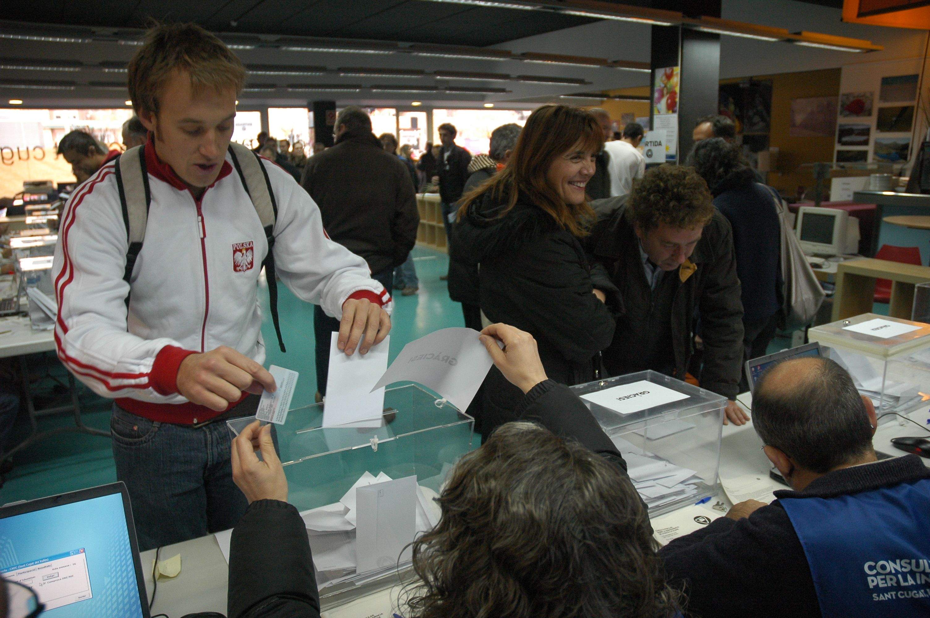 Diferents persones voten en la consulta sobre la independència del 2009 a Sant Cugat. FOTO: David Fernández