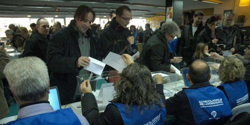 Riuada de gent votant en la consulta sobre la independència del 2009. FOTO: David Fernández