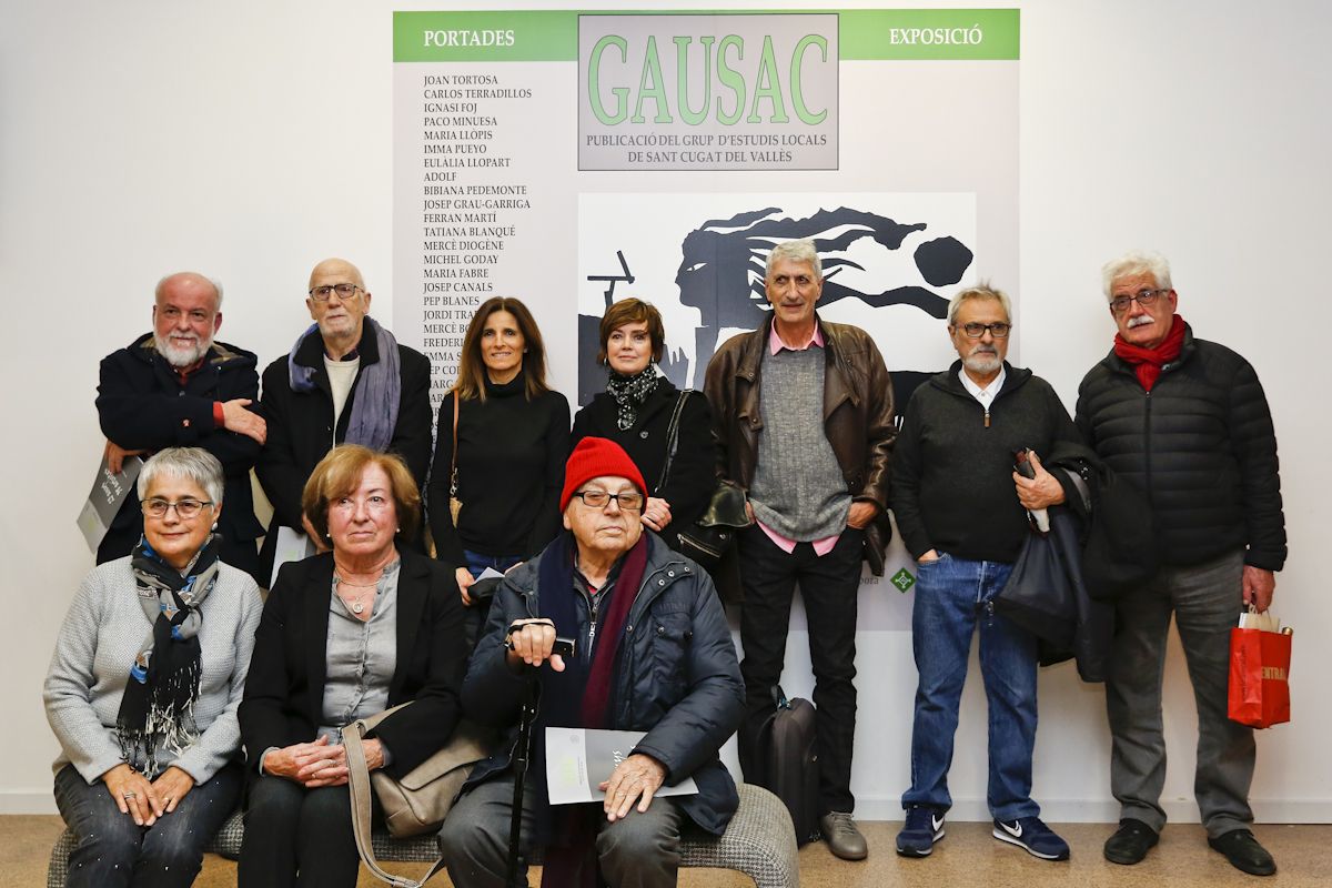 Foto de família durant la inauguració de l'exposició de les 38 portades de les edicions de la revista Gausac. FOTO: Yves Dimant