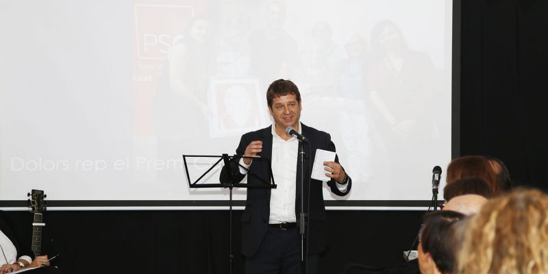 El tinent d'alcaldia, Pere Soler, en l'acte d'homenatge a Maria Dolors Renau. FOTO: Anna Bassa