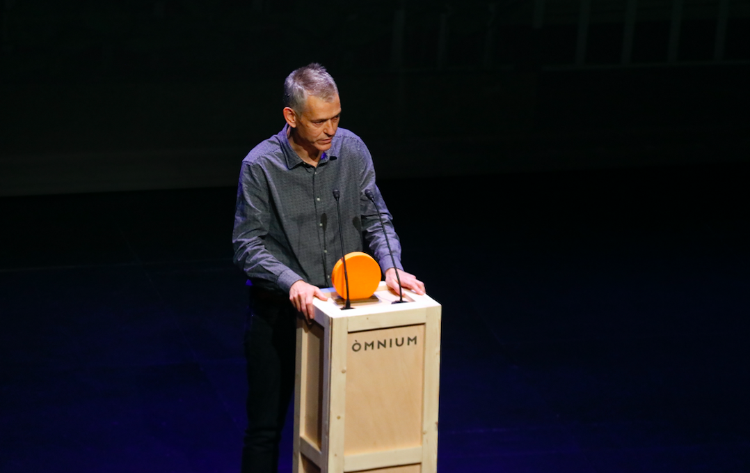 Lluís Calvo recollint el premi Carles Riba. FOTO: ACN