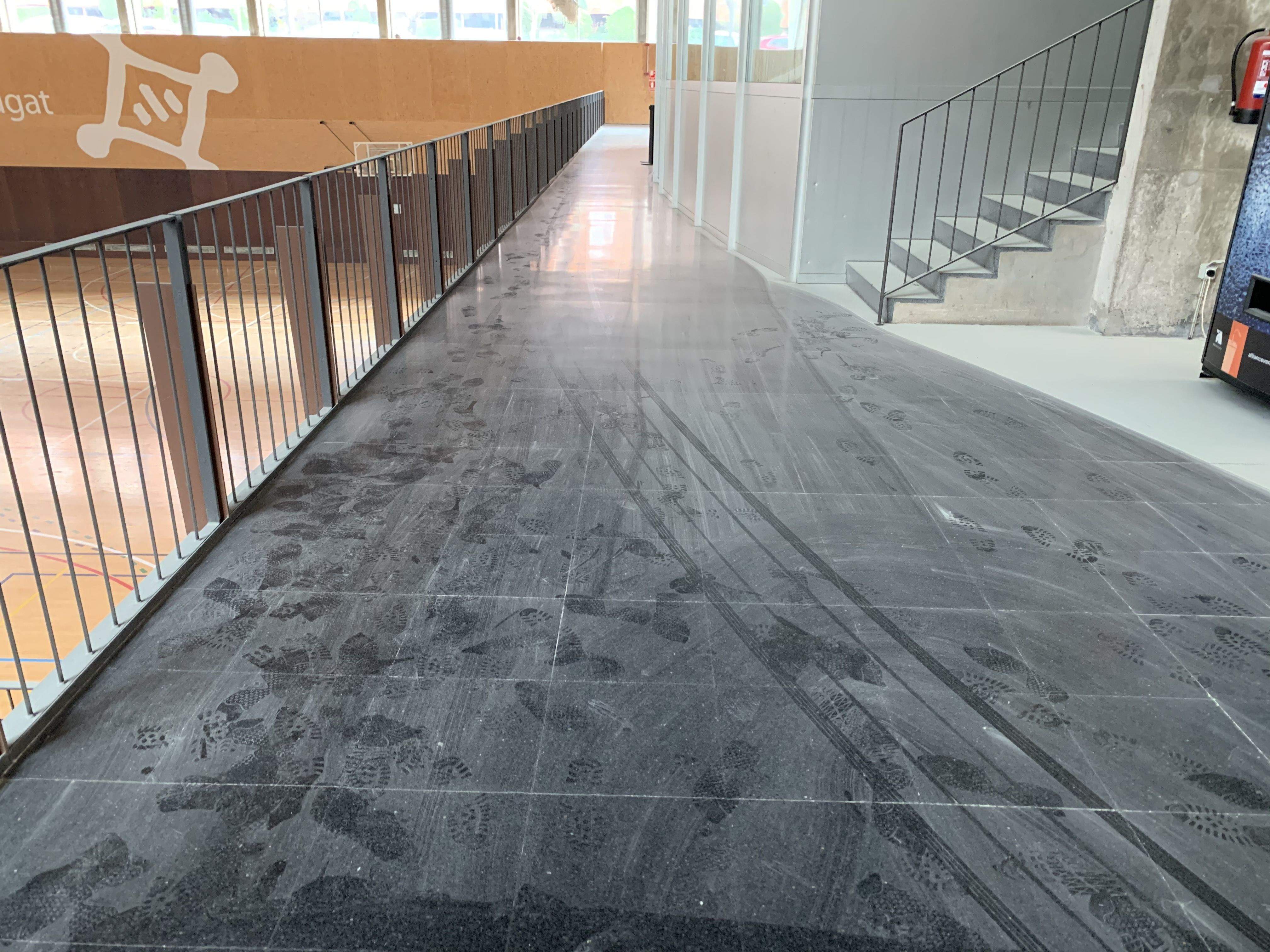 Els passadissos del Pavelló 3 estan plens de la pols de l'extintor. FOTO: Àlex López Puig