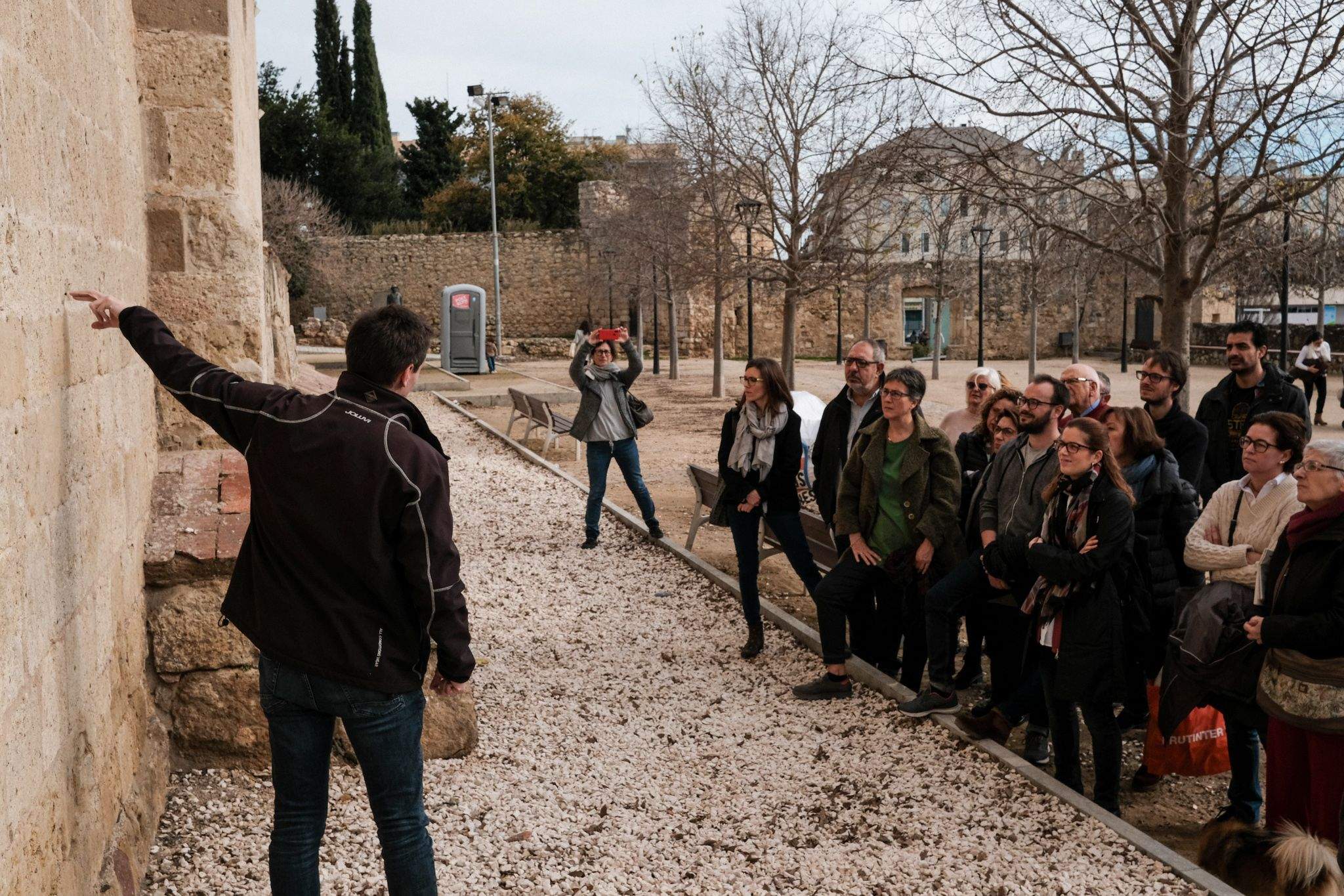 Visita per conèixer el resultat de les obres de la façana del Monestir. FOTO: Ale Gómez