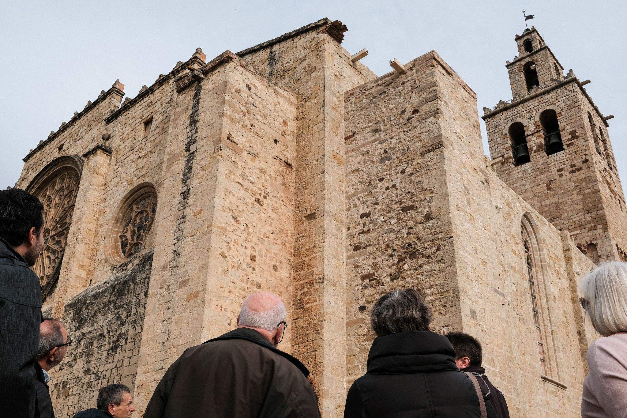 Visita per conèixer el resultat de les obres de la façana del Monestir. FOTO: Ale Gómez