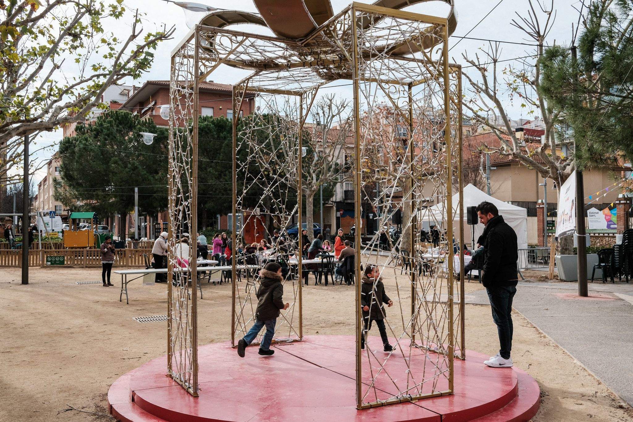 Taller infantil: 'Decorem la plaça' al NADAL de la plaça del Coll. FOTO: Ale Gómez