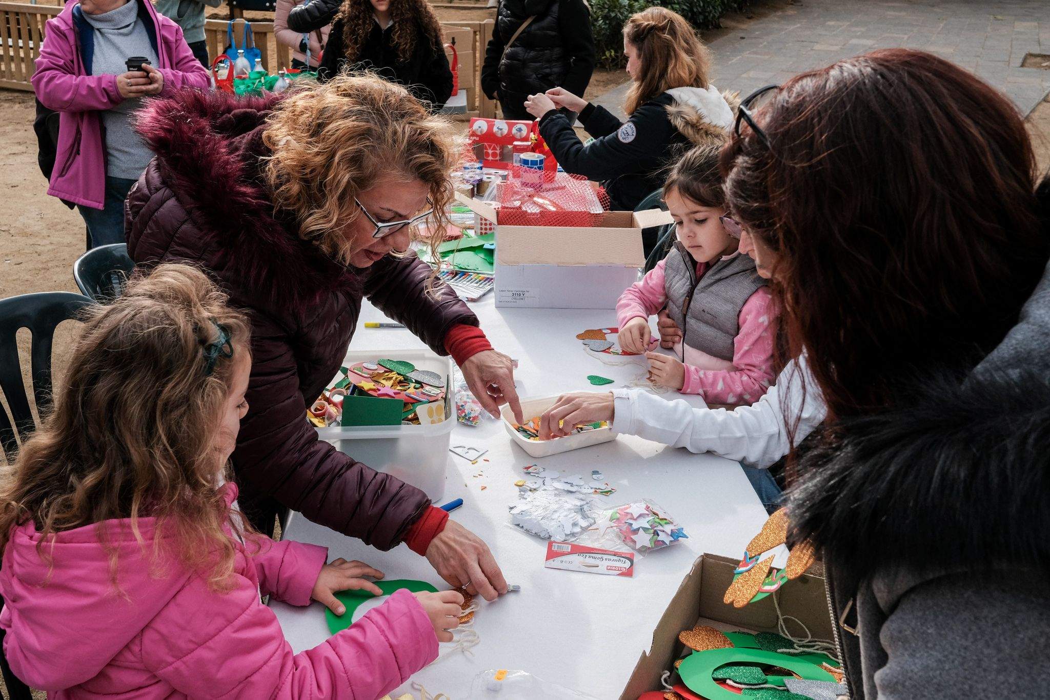 Taller infantil: 'Decorem la plaça' al NADAL de la plaça del Coll. FOTO: Ale Gómez