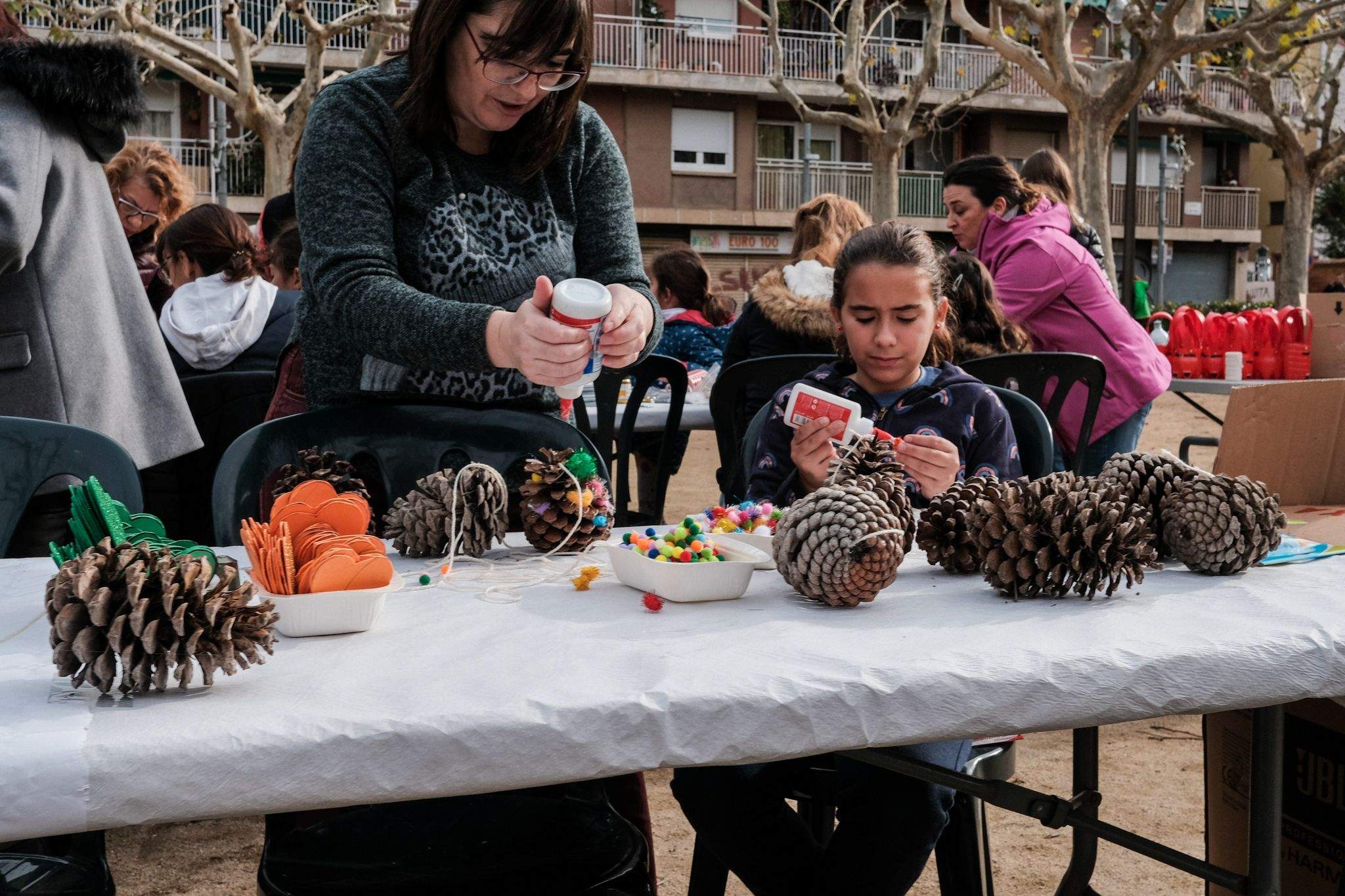 Taller infantil: 'Decorem la plaça' al NADAL de la plaça del Coll. FOTO: Ale Gómez