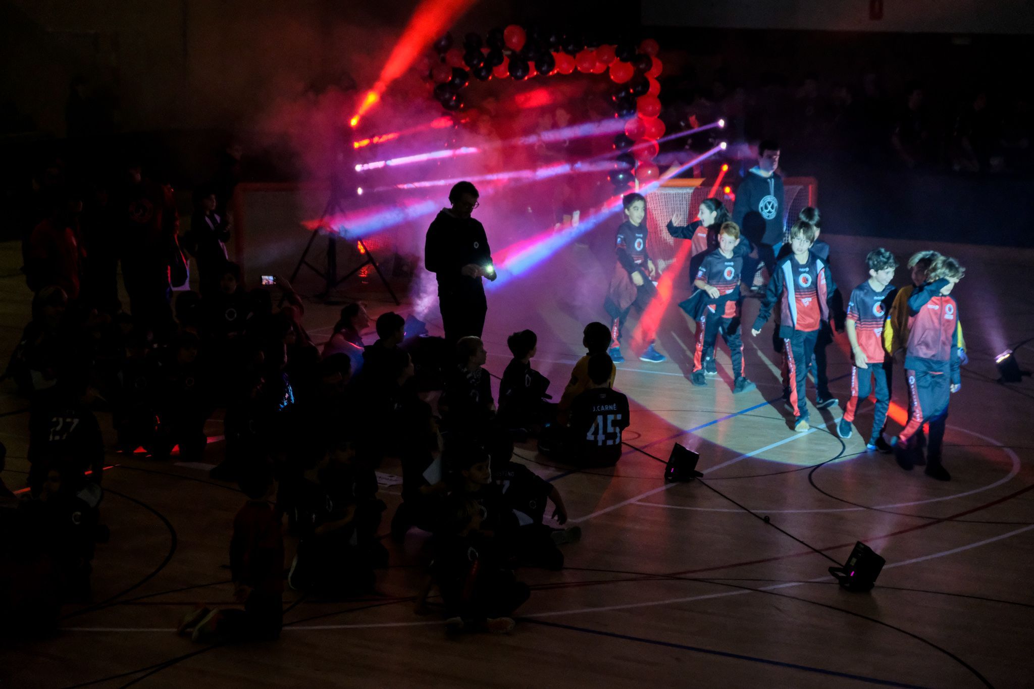 La nova junta directiva del Patí Hoquei Club Sant Cugat ha ofert un nou format en la presentació dels equips. FOTO: Ale Gómez