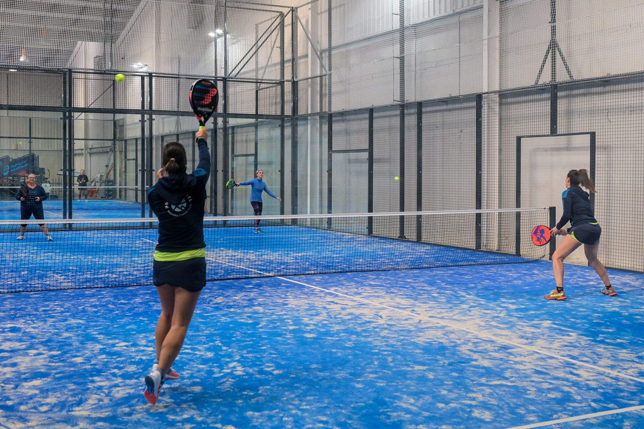 Torneig de pàdel al 'Pàdel Indoor DiR Sant Cugat' per la Marató. FOTO: Ale Gómez