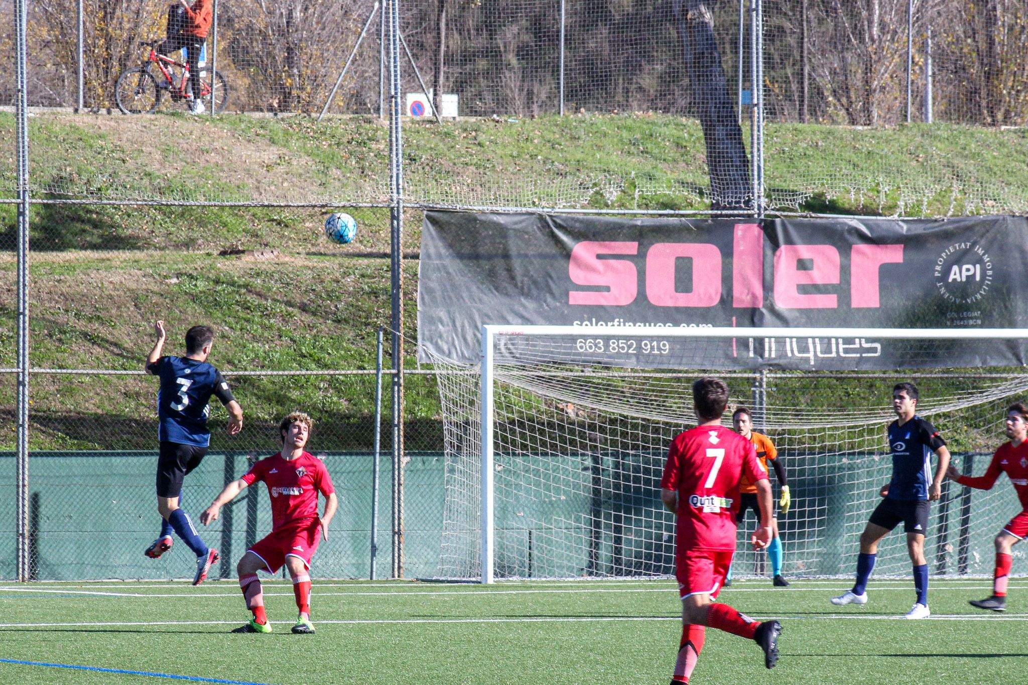 Acció del partit entre  Atlètic Junior FC i CE Olivella. FOTO: Ale Gómez.