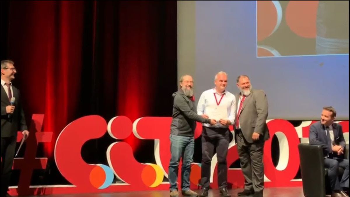 Miguel Pérez i David Tugués recollint el premi a la innovació turística a França. FOTO: Cedida