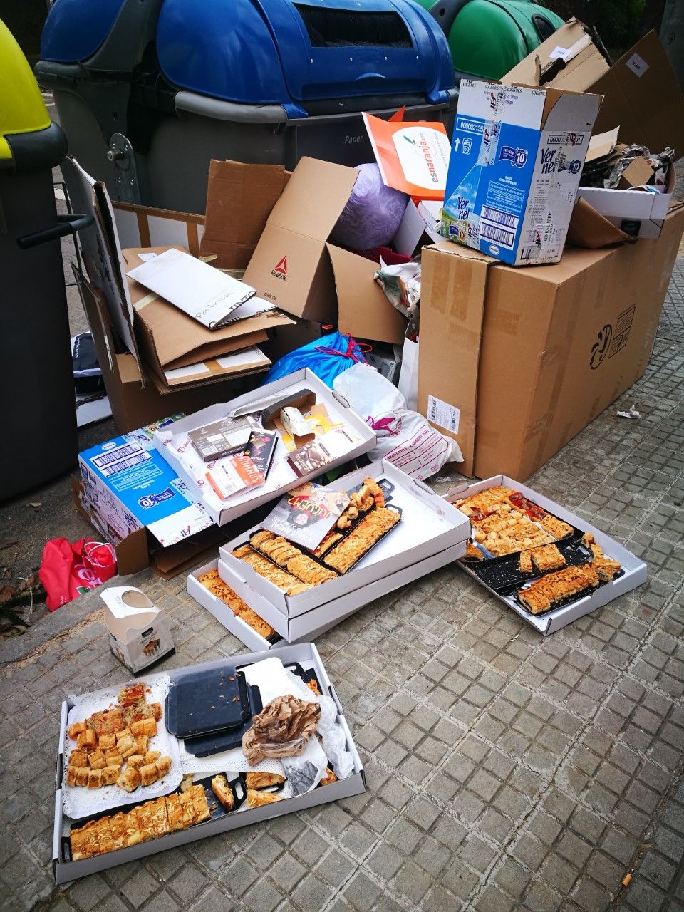 Incivisme i escombraries al carrer de Sant Rafael. FOTO: Elisabet Muñoz