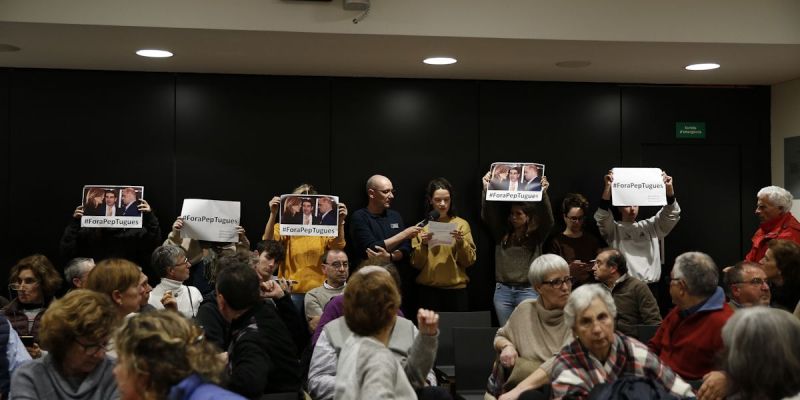 Protesta pel cas del Teatre-Auditori a l'audiència pública del ple municipal del mes de desembre a Sant Cugat. FOTO: Yves Dimant