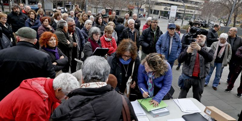 Manifestació a les portes de l'Ajuntament contra el Tribut. FOTO: Yves Dimant