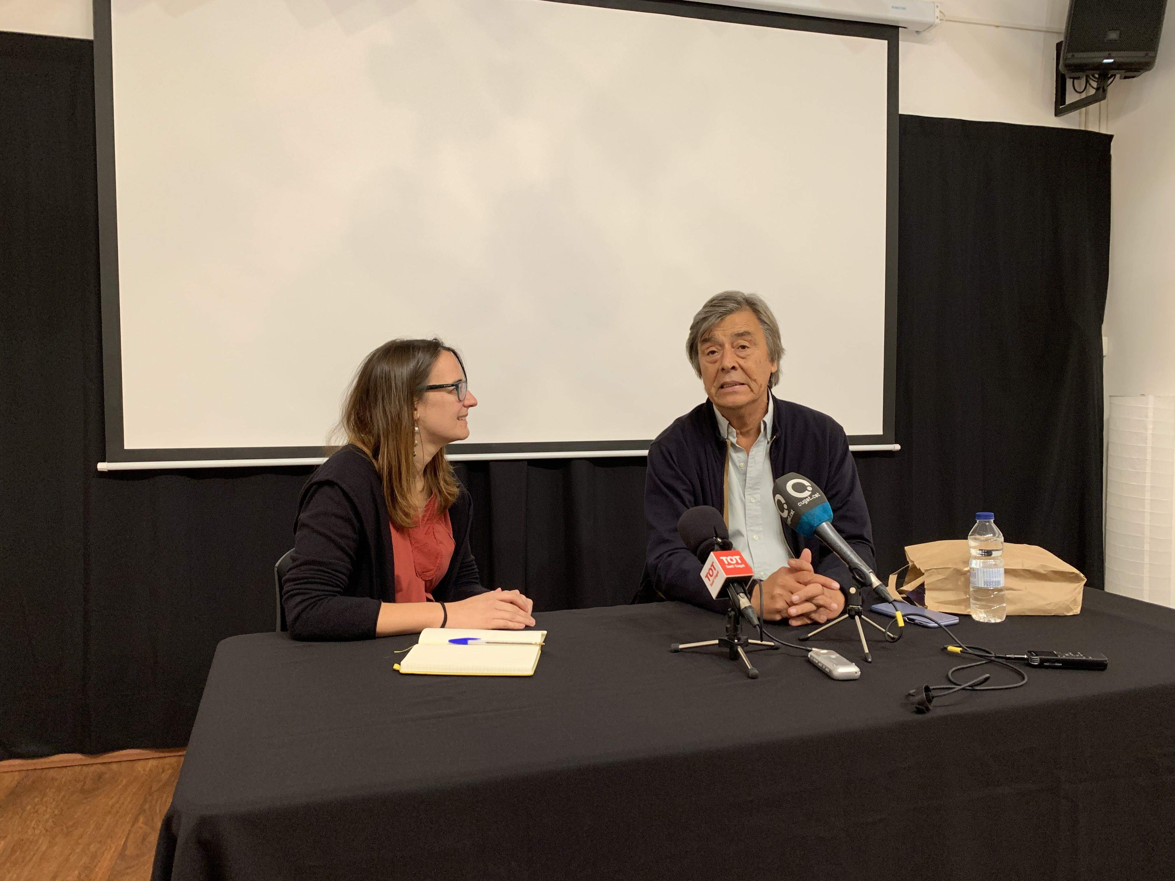 Gemma Aristoy i Silvio Sims, en l'acte de presentació que s'ha fet a L'Ateneu Santcugatenc. FOTO: Àlex López Puig