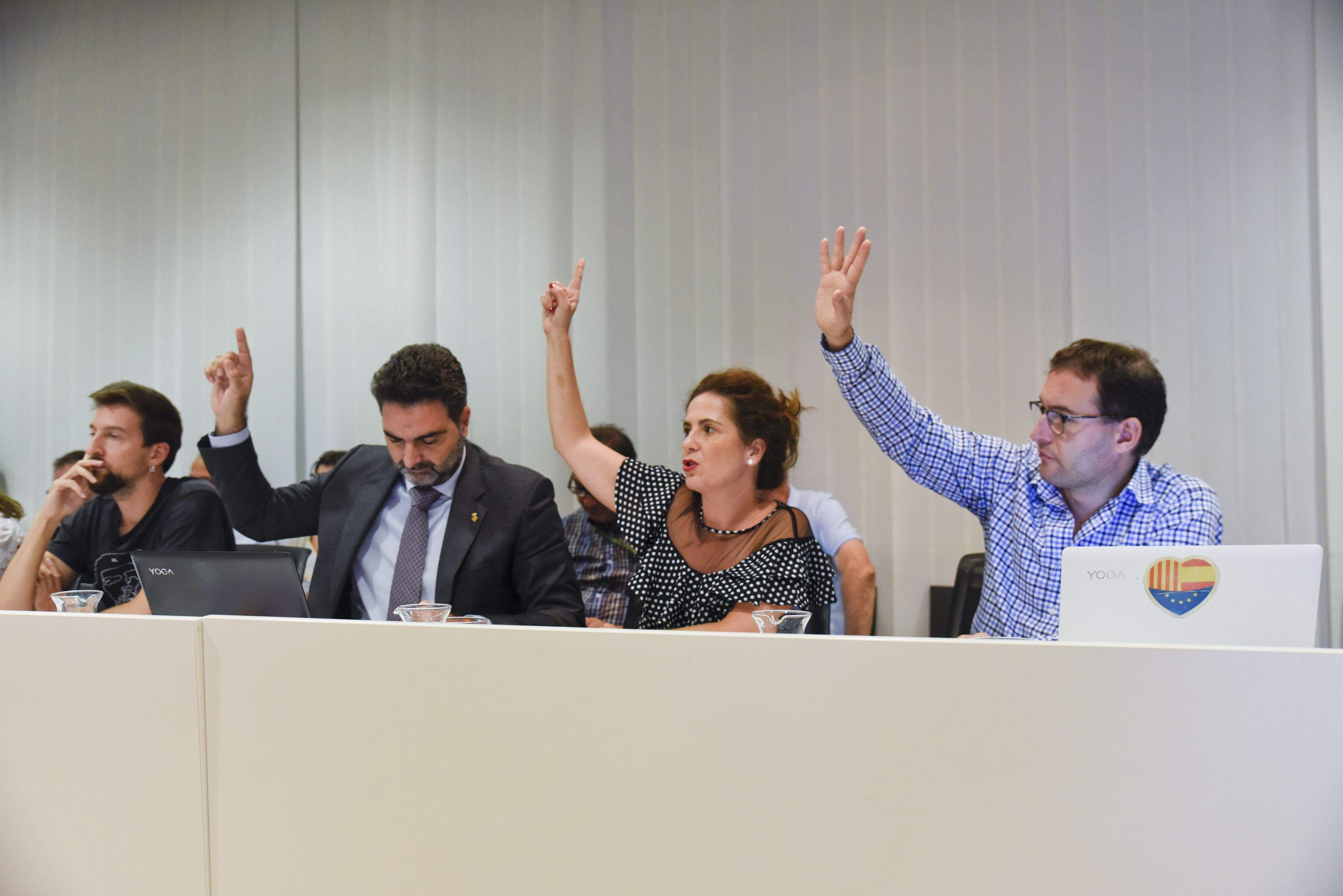 Els tres regidors de Ciutadans al ple municipal. FOTO: Bernat Millet