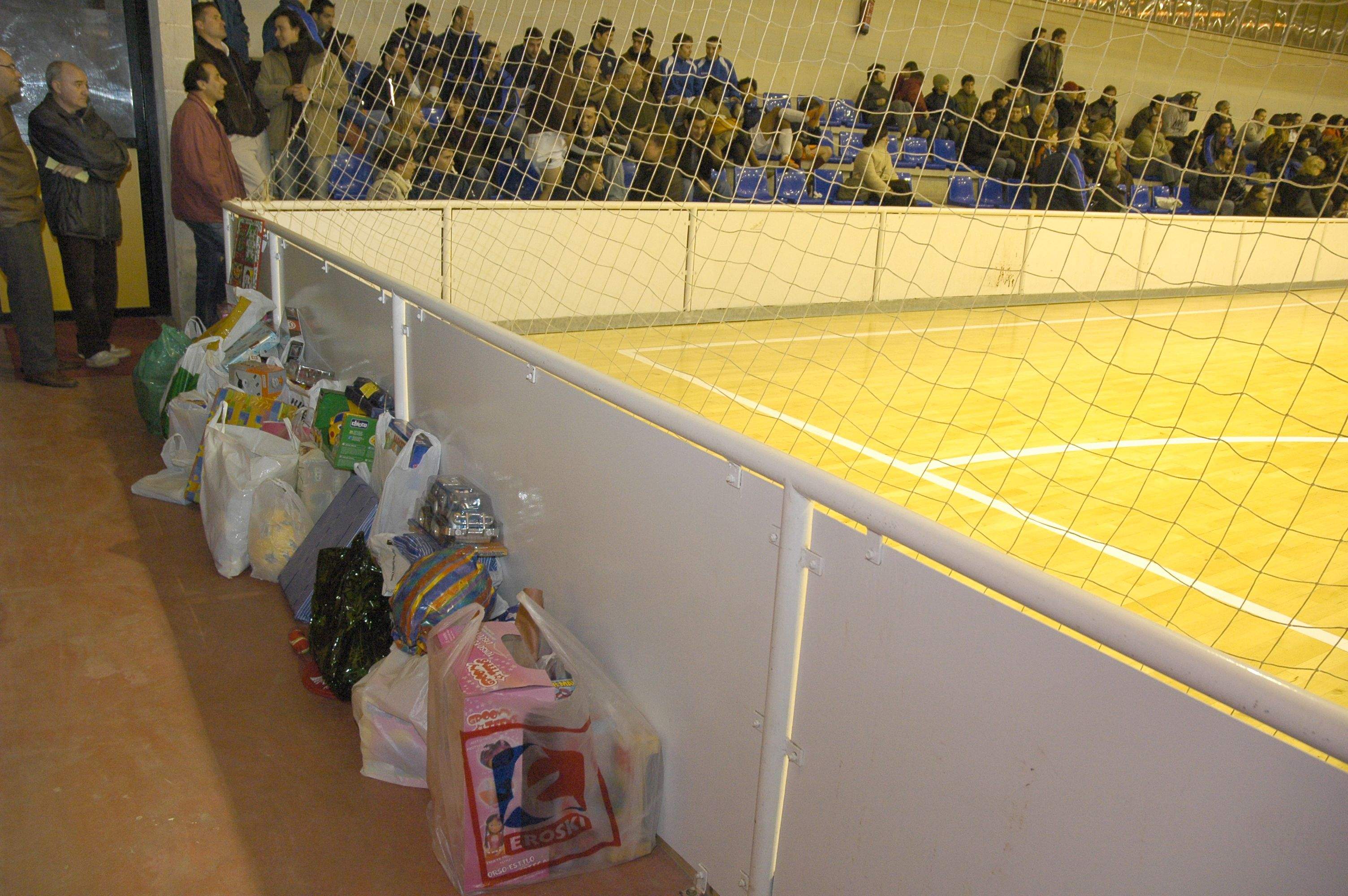 L'Olimpyc Floresta Futbol Sala col·labora amb la campanya 'Un infant una joquina'. FOTO: TOT Sant Cugat