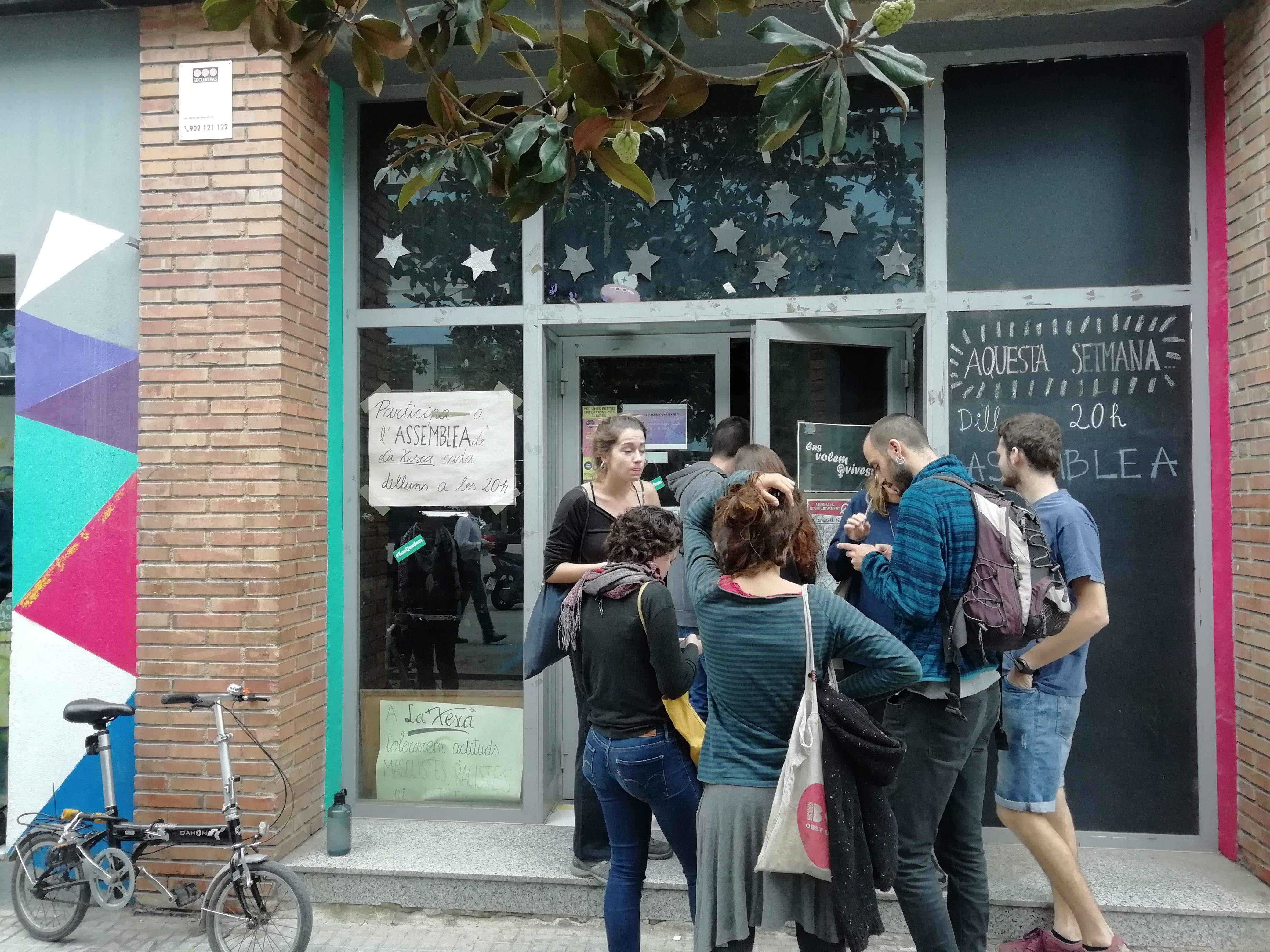 Joves davant del local que okupa La Xesca. FOTO: Arxiu