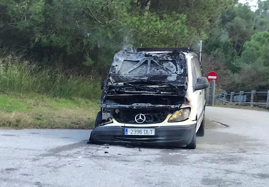 La furgoneta ha cremat la tarda d'aquest divendres, 20 de desembre. FOTO: Cedida