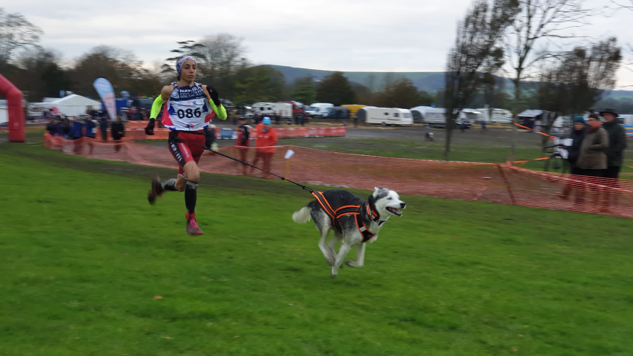 Olga Álvarez i Sheppard durant el Mundial de Gossos Nòrdics a Anglaterra. FOTO: Cedida