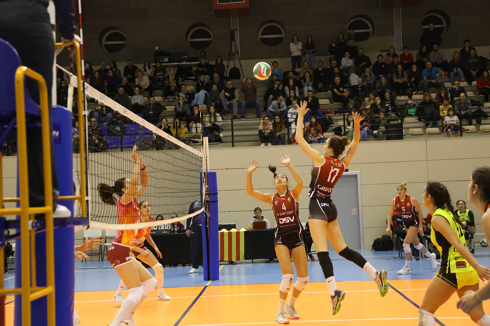 Acció del partit entre DSV CV Sant Cugat i May Deco Voleibol Logroño. FOTO: Anna Bassa.