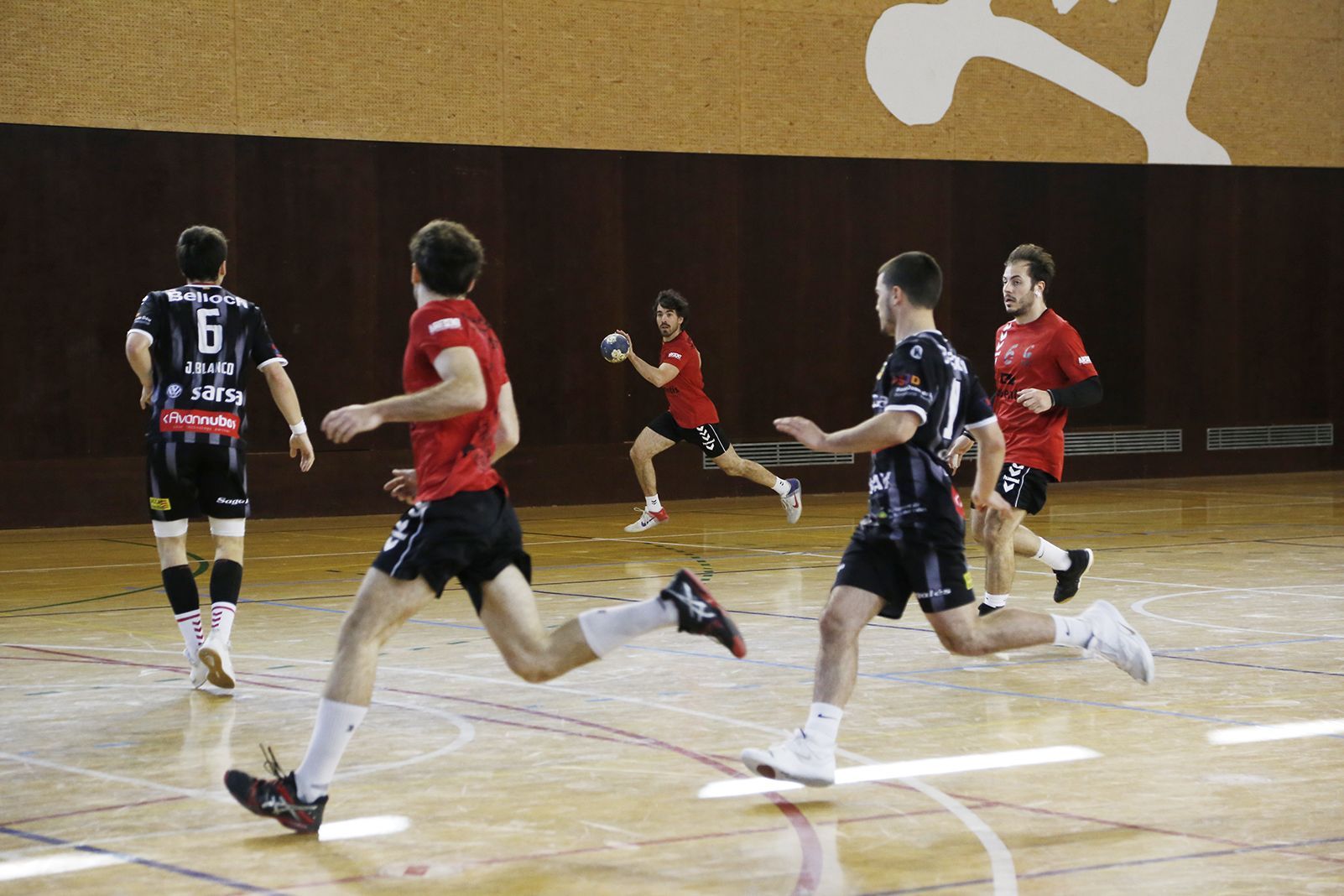 Partit de lliga entre Club Handbol Sant Cugat i Balonmano La Roca. FOTO: Anna Bassa. 