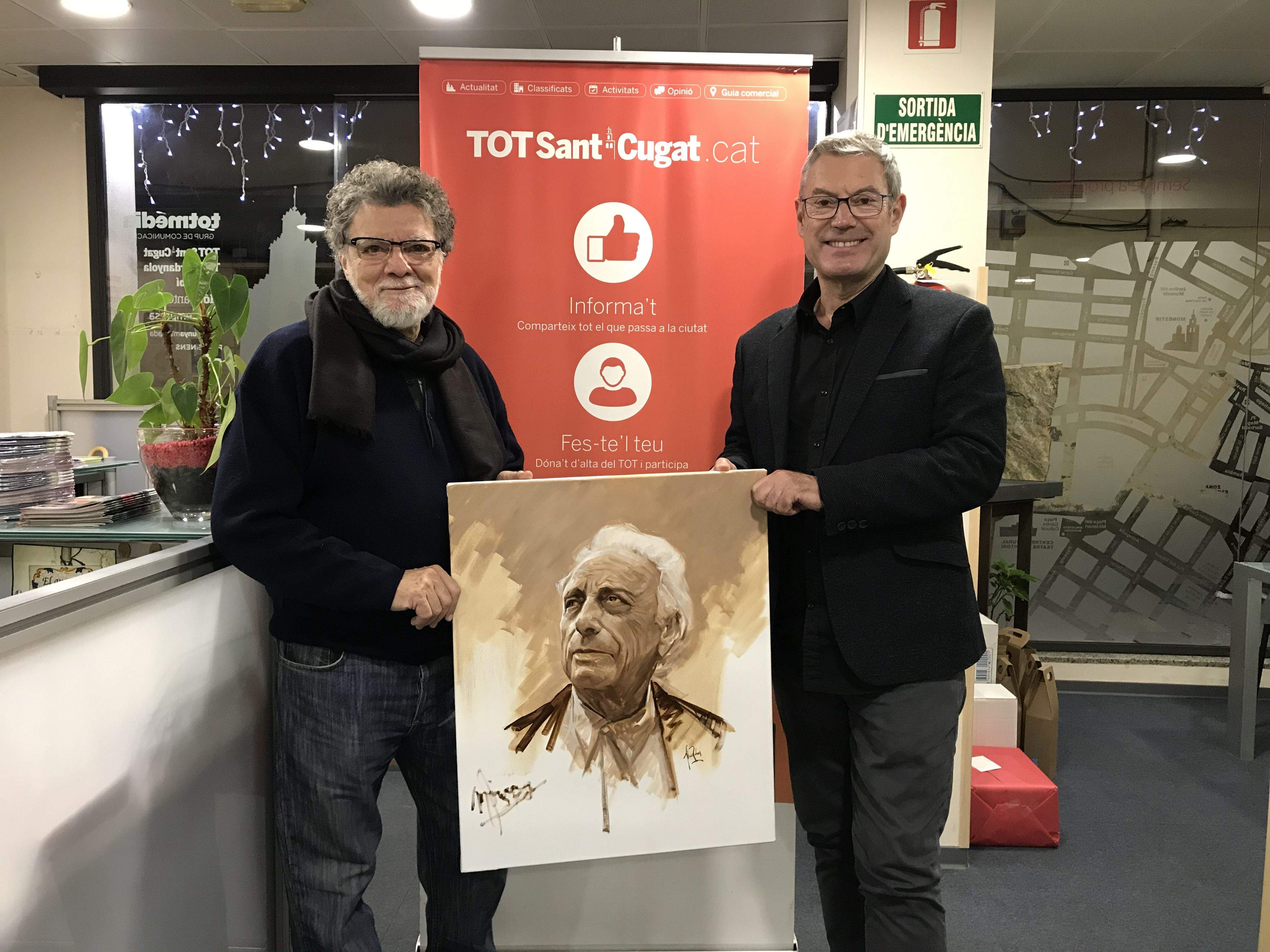 L'artista Lluís Ribas i Ramon Grau, editor de Totmedia, durant el lliurament de l'obra. FOTO: TOT Sant Cugat