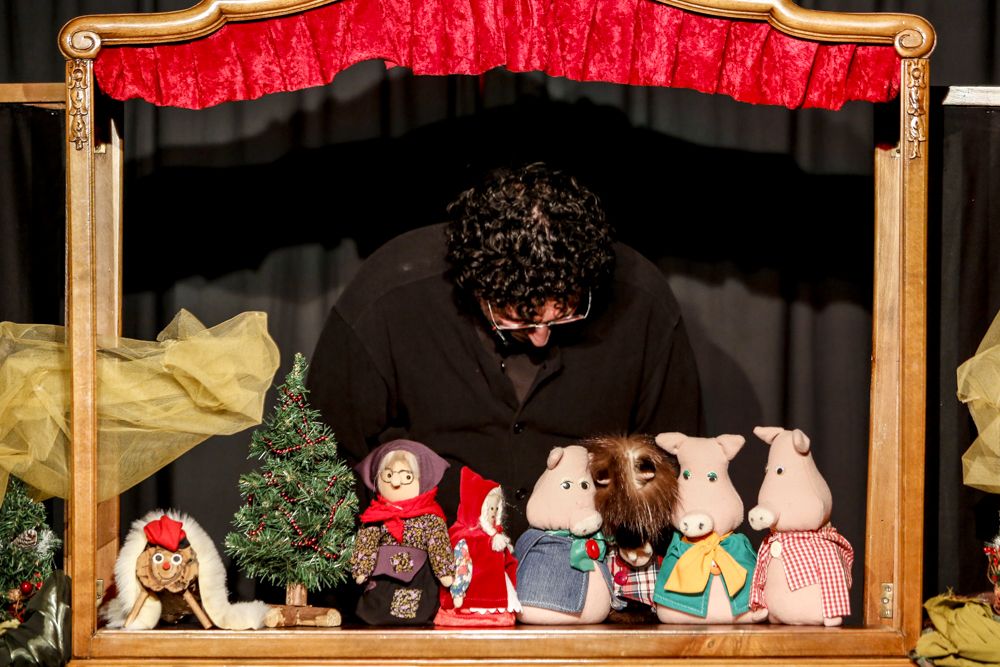 "El tres porquets i la caputxeta celebren el nadal" de Tian Cusidó, a Can Ninot. FOTO: Yves Dimant