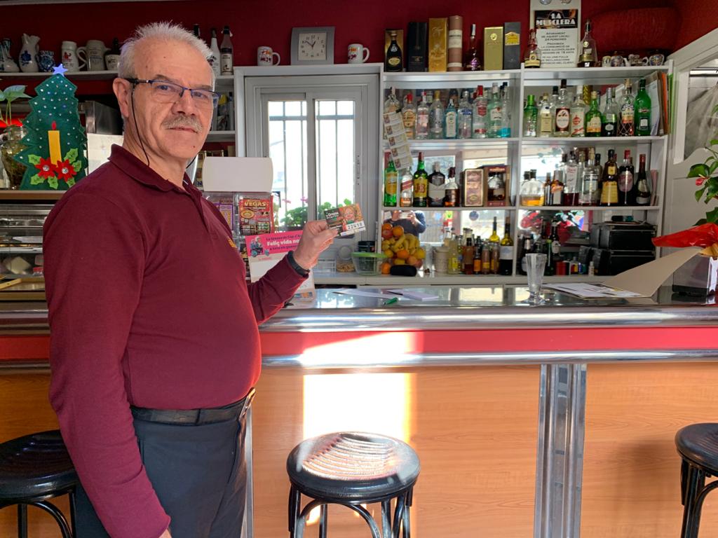 El propietari de l'establiment amb el número premiat. FOTO: TOT Sant Cugat