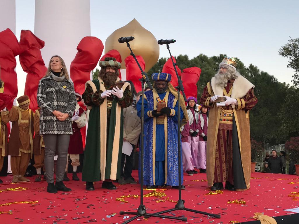 Els Reis Els Reis d'Orient s'adrecen als nens i nenes al parc de l'Arboretum. FOTO: Cinta Caballé s'adrecen als nens i nenes al parc de l'Arboretum. FOTO: Cinta Caballé