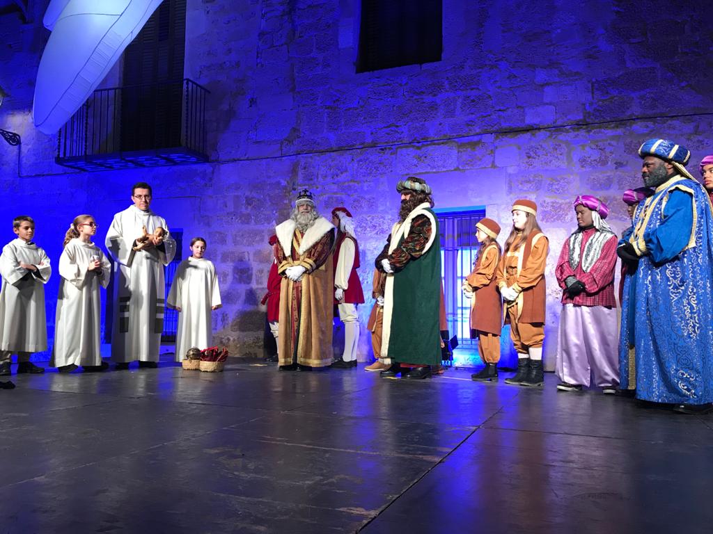 Ses Majestats adoren al Nen Jesús en la Cavalcada de Reis. FOTO: Cinta Caballé
